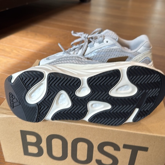 Adidas Yeezy Boost 700 V2 Sneakers - Grey - Picture 4 of 4